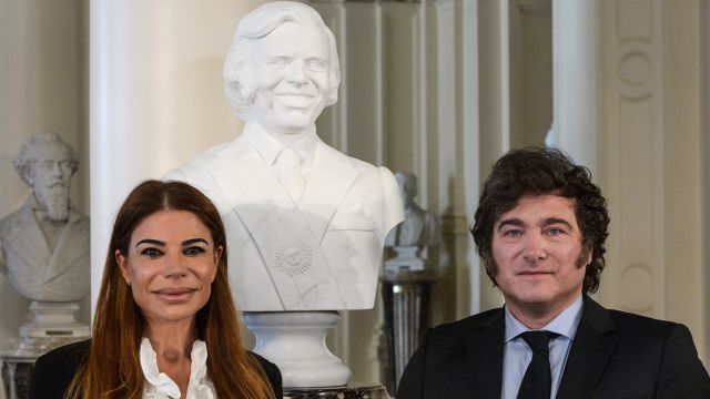Colocación del busto de Carlos Menem en Casa Rosada