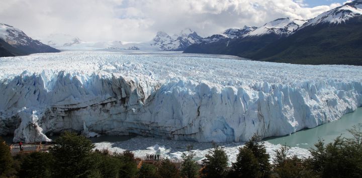 Imagen de un grupo de turistas observando el Glaciar Perito Moreno en el parque nacional Los Glaciares ubicado en el extremo sur, frente a la Península de Magallanes, a 78 kilómetros de la ciudad de El Calafate, Argentina.