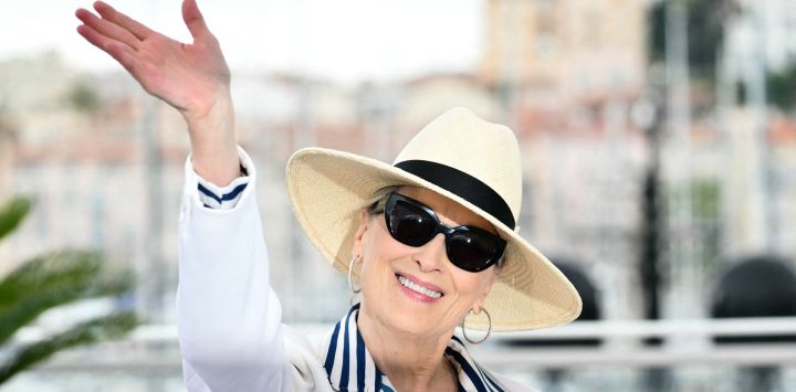La actriz estadounidense Meryl Streep saluda mientras posa durante una sesión fotográfica antes de recibir la Palma de Oro Honoraria en la 77ª edición del Festival de Cine de Cannes en Cannes, sur de Francia.