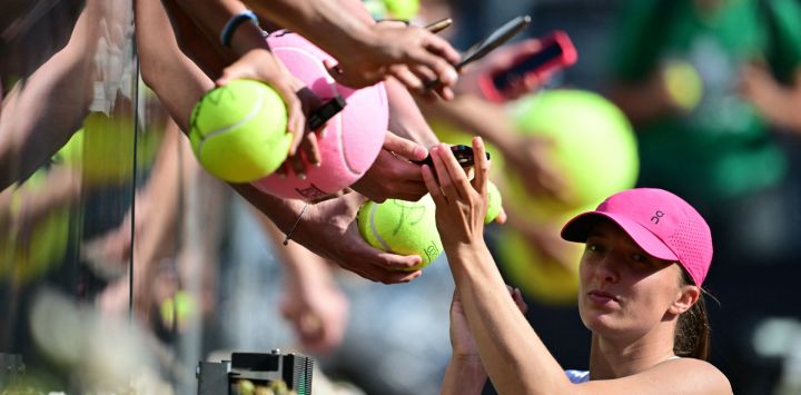La polaca Iga Swiatek firma autógrafos después de ganar contra la alemana Angelique Kerber durante el torneo de tenis femenino WTA Open de Roma en el Foro Italico de Roma.