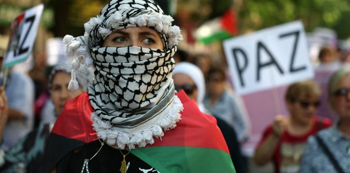 Una mujer envuelta en una bandera palestina y con una keffiyeh participa en una manifestación en apoyo del pueblo palestino de la Franja de Gaza, en Madrid. Miles de civiles, tanto palestinos como israelíes, han muerto desde el 7 de octubre 2023, después de que militantes palestinos de Hamás con base en la Franja de Gaza entraran en el sur de Israel matando a 1.200 personas y tomando a 240 como rehenes, en un ataque sin precedentes que desencadenó una guerra declarada por Israel a Hamás con bombardeos de represalia en Gaza.