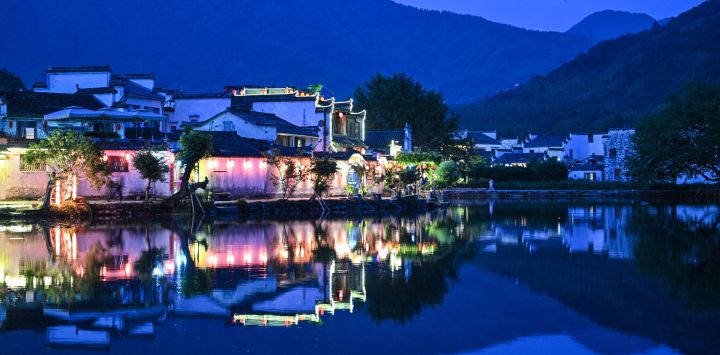 Una vista general de las casas junto al lago sur de Hongcun en la aldea de Hongcun, en la provincia de Anhui, en el este de China. La antigua aldea, ubicada en el condado de Yi en la ciudad de Huangshan, fue agregada a la lista de Sitios del Patrimonio Mundial de la UNESCO en el año 2000 y es conocido por sus vistas panorámicas al lago y su arquitectura tradicional.