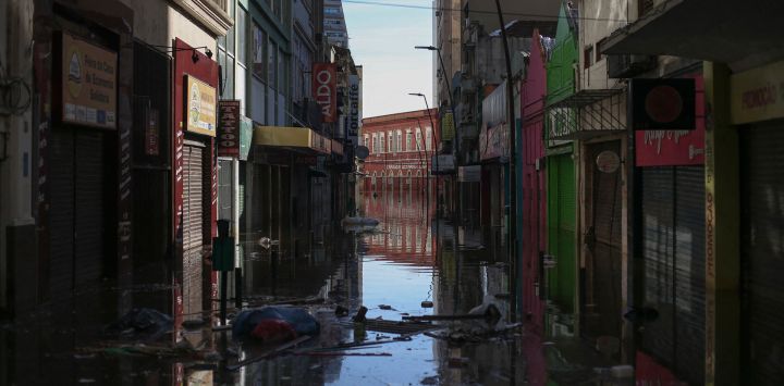 Vista de una calle inundada en el centro histórico de la ciudad de Porto Alegre, estado de Rio Grande do Sul, Brasi. Los ríos en el sur de Brasil crecieron nuevamente a medida que se intensificaron los esfuerzos de rescate por inundaciones. Más de 600.000 personas han sido desplazadas por las fuertes lluvias, inundaciones y deslizamientos de tierra que han asolado el estado sureño de Rio Grande do Sul durante unas dos semanas. Al menos 147 personas murieron y más de 800 resultaron heridas en el diluvio.