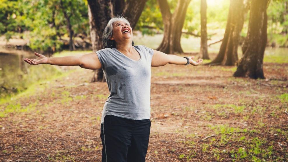 Con el aumento de la expectativa de vida, crece también la posibilidad de vivir más años sin enfermedades y con una buena condición física y mental.