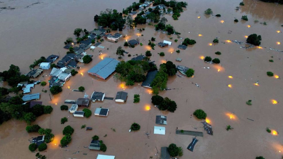 En Brasil, la tristeza no tiene fin y las lluvias parece que tampoco. 
