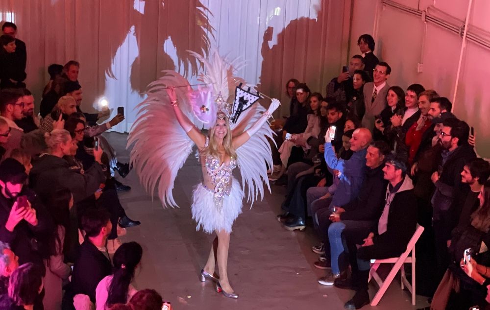 Amalia Amoedo en el desfile de la galería Valerie's Factory, que cerró NODOS Circuito de Galerías 2024.
