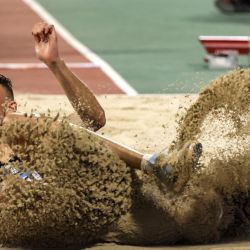 El alemán Simon Batz compite en salto de longitud masculino durante la competición de la Liga Diamante de la IAAF en el estadio Suheim Bin Hamad en la capital de Qatar, Doha. | Foto:KARIM JAAFAR / AFP