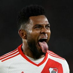 El delantero colombiano de River Plate, Miguel Borja, celebra tras anotar un gol durante el partido de vuelta de la fase de grupos de la Copa Libertadores entre River Plate de Argentina y Libertad de Paraguay en el Estadio Mas Monumental de Buenos Aires. | Foto:LUIS ROBAYO / AFP