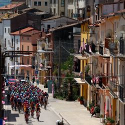 El pelotón recorre San Bartolomeo in Galdo durante la 11.ª etapa de la 107.ª carrera ciclista Giro de Italia, 207 km entre Foiano di Val Fortore y Franca Villa al Mare. | Foto:Luca Bettini / AFP