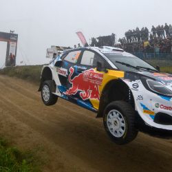 El piloto Ford de Luxemburgo Gregoire Munster y su copiloto belga Louis Louka compiten durante el Rally WRC de Portugal SS20 en Fafe. | Foto:MIGUEL RIOPA / AFP