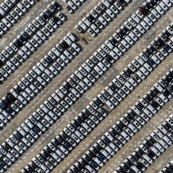 Esta fotografía aérea muestra automóviles Volvo esperando ser cargados en un barco en un puerto de Nanjing, en la provincia de Jiangsu, en el este de China. | Foto:AFP