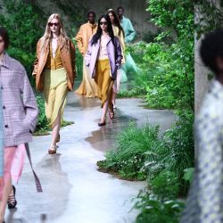 Los modelos presentan creaciones de la casa de moda italiana Gucci durante su desfile de moda Cruise Collection 2024 en la Tate Modern de Londres. | Foto:HENRY NICHOLLS / AFP