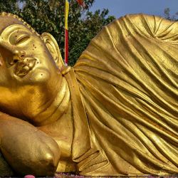 Un trabajador limpia una estatua de Buda en el templo Maha Vihara Mojopahit en Mojokerto antes del festival Vesak que conmemora el nacimiento, la iluminación y la muerte de Buda. | Foto:JUNI KRISWANTO / AFP