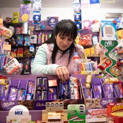 Una trabajadora acomoda chocolates en un local de golosinas, en la ciudad de Buenos Aires. Argentina registró una inflación de 289,4 por ciento interanual y de 8,8 por ciento en abril, el primer dato mensual de un dígito desde octubre pasado, informó el martes el Instituto Nacional de Estadística y Censos. | Foto:Xinhua/Martín Zabala