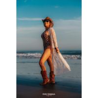 Carina Cools: Entre Maquinarias y Moda, un Estilo que Cultiva Confianza”
