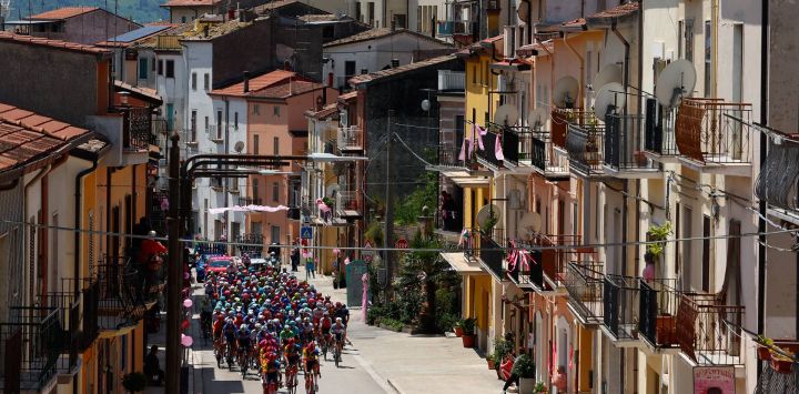 El pelotón recorre San Bartolomeo in Galdo durante la 11.ª etapa de la 107.ª carrera ciclista Giro de Italia, 207 km entre Foiano di Val Fortore y Franca Villa al Mare.