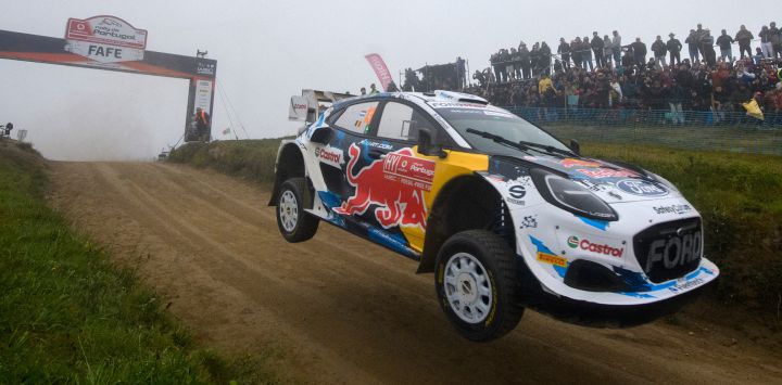 El piloto Ford de Luxemburgo Gregoire Munster y su copiloto belga Louis Louka compiten durante el Rally WRC de Portugal SS20 en Fafe.