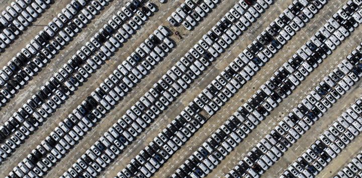 Esta fotografía aérea muestra automóviles Volvo esperando ser cargados en un barco en un puerto de Nanjing, en la provincia de Jiangsu, en el este de China.