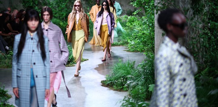 Los modelos presentan creaciones de la casa de moda italiana Gucci durante su desfile de moda Cruise Collection 2024 en la Tate Modern de Londres.
