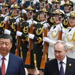 En esta fotografía de piscina distribuida por la agencia estatal rusa Sputnik, el presidente de Rusia, Vladimir Putin, y el presidente de China, Xi Jinping, asisten a una ceremonia oficial de bienvenida frente al Gran Salón del Pueblo en la Plaza de Tiananmen en Beijing. | Foto:SERGEI BOBYLYOV / POOL / AFP
