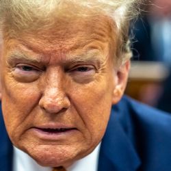 El expresidente estadounidense Donald Trump asiste a su juicio por supuestamente encubrir pagos de silencio relacionados con relaciones extramatrimoniales, en el Tribunal Penal de Manhattan en la ciudad de Nueva York. | Foto:Mark Peterson / PISCINA / AFP