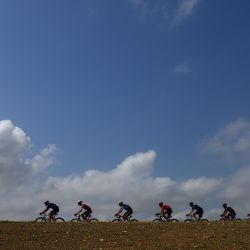 El grupo recorre Monsano durante la 12.ª etapa de la 107.ª carrera ciclista del Giro de Italia, 193 km entre Martinsicuro y Fano. | Foto:Luca Bettini / AFP