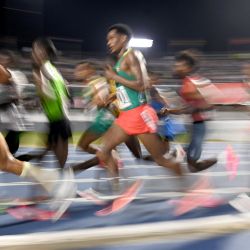 Los atletas compiten en la final masculina de 10.000 m durante los XIII Juegos Africanos en el estadio de la Universidad de Ghana en Accra. | Foto:Monirul Bhuiyan / AFP