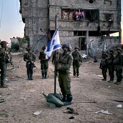 Esta fotografía publicada por el ejército israelí muestra a soldados israelíes que operan en la Franja de Gaza, asistiendo a una ceremonia como parte del Día Nacional de Conmemoración de los soldados caídos de las guerras de Israel y las víctimas de los ataques, en medio del conflicto en curso entre Israel y el grupo militante palestino Hamás. | Foto:Ejército israelí / AFP