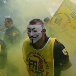 Un bombero, con máscara de Guy Fawkes, participa en una jornada de protesta y huelga a nivel nacional convocada por todos los sindicatos de bomberos, para pedir un aumento del bono de los bomberos, que premia su valentía y dedicación, un beneficio económico para Bomberos movilizados durante los Juegos Olímpicos de París 2024 y para una mejor protección contra sustancias tóxicas, en París. | Foto:DIMITAR DILKOFF / AFP