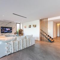 Una casa moderna y racionalista con luz propia