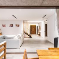 Una casa moderna y racionalista con luz propia