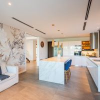 Una casa moderna y racionalista con luz propia