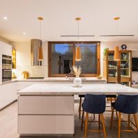 Una casa moderna y racionalista con luz propia