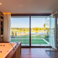Una casa moderna y racionalista con luz propia
