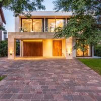 Una casa moderna y racionalista con luz propia