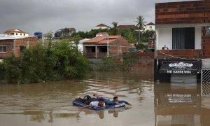 Nuevas crecidas de ríos y lagos, junto a un descenso de la temperatura, prolongan el drama en Brasil.  