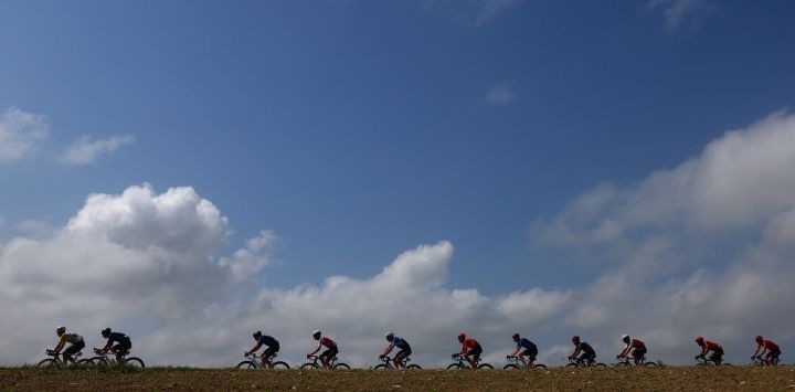 El grupo recorre Monsano durante la 12.ª etapa de la 107.ª carrera ciclista del Giro de Italia, 193 km entre Martinsicuro y Fano.