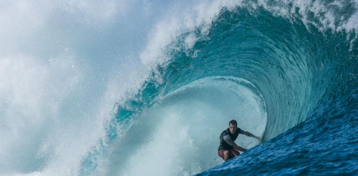 El surfista estadounidense Balaram Stack entrena para la Liga Mundial de Surf (WSL) y los Juegos Olímpicos de París, en Teahupo'o, Tahití.