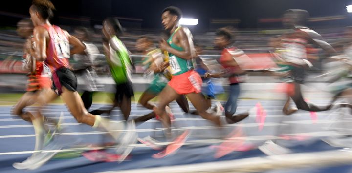 Los atletas compiten en la final masculina de 10.000 m durante los XIII Juegos Africanos en el estadio de la Universidad de Ghana en Accra.