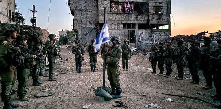 Esta fotografía publicada por el ejército israelí muestra a soldados israelíes que operan en la Franja de Gaza, asistiendo a una ceremonia como parte del Día Nacional de Conmemoración de los soldados caídos de las guerras de Israel y las víctimas de los ataques, en medio del conflicto en curso entre Israel y el grupo militante palestino Hamás.