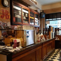 El bar notable Café Thibón volvió a abrir sus puertas manteniendo la tradición de sus primeros tiempos.