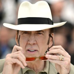El actor estadounidense Nicolas Cage posa durante una sesión fotográfica de la película "The Surfer" en la 77ª edición del Festival de Cine de Cannes en Cannes, sur de Francia. | Foto:CHRISTOPHE SIMON / AFP