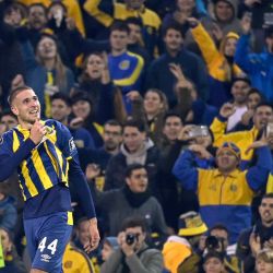 El delantero de Rosario Central, Agustín Modica, celebra después de anotar un gol durante el partido de fútbol de vuelta de la fase de grupos de la Copa Libertadores entre Rosario Central y Caracas FC de Venezuela en el Estadio Gigante de Arroyito en Rosario. | Foto:Marcelo Manera / AFP