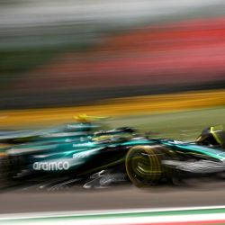 El piloto español de Aston Martin, Fernando Alonso, conduce durante la primera sesión de práctica en el circuito Autodromo Internazionale Enzo e Dino Ferrari en Imola, Italia, antes del Gran Premio de Fórmula Uno de Emilia Romagna. | Foto:GABRIEL BOUYS / AFP