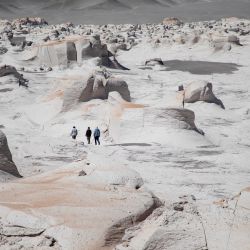 Imagen de turistas recorriendo el Campo de Piedra Pómez, en la localidad de Antofagasta de la Sierra, Argentina. En el actual contexto de aumento de precios que enfrenta Argentina, situación que ha impactado tanto en la moneda local como en las divisas, el turismo interno se está adaptando con diversas estrategias para mantener la competitividad de las variadas ofertas turísticas del país. | Foto:Xinhua/Martín Zabala