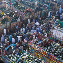 Los agricultores venden sandías en el mercado de frutas de Lahore, Pakistán. | Foto:Arif Ali / AFP