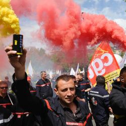 Los bomberos sostienen bombas de humo mientras asisten a una jornada de protesta y huelga a nivel nacional convocada por todos los sindicatos de bomberos, para pedir un aumento del bono de los bomberos, que premia su valentía y dedicación, un beneficio económico para los bomberos movilizados durante los Juegos Olímpicos de París 2024. | Foto:DIMITAR DILKOFF / AFP