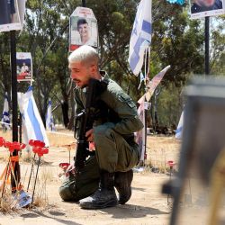 Un soldado israelí llora en un monumento a las personas que fueron tomadas como rehenes o asesinadas en el ataque de Hamas durante el festival de música Supernova el 7 de octubre, en el lugar del festival cerca del Kibbutz Reim en el sur de Israel. | Foto:JACK GUEZ / AFP
