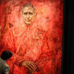 Un visitante observa el nuevo retrato oficial del rey Carlos III, pintado por el artista británico Jonathan Yeo, exhibido en la galería Philip Mold, en Pall Mall, en el centro de Londres, tras su presentación oficial hace dos días en el Palacio de Buckingham. El retrato oficial se encargó en 2020 para celebrar los 50 años del entonces Príncipe de Gales como miembro de The Drapers' Company en 2022. El artista Jonathan Yeo tuvo cuatro sesiones con el rey Carlos III, comenzando cuando era Príncipe de Gales en junio de 2021 en Highgrove, y más tarde en Clarence House. La última sesión tuvo lugar en noviembre de 2023 en Clarence House. Yeo también trabajó a partir de dibujos y fotografías que tomó, lo que le permitió trabajar en el retrato en su estudio de Londres entre sesiones. | Foto:HENRY NICHOLLS / AFP