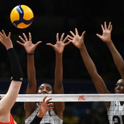 Wang Yunlu de China remata la pelota durante el partido de la Liga de Naciones de Voleibol Femenino FIVB entre China y EE. UU. en el gimnasio Maracanazinho en Río de Janeiro, Brasil. | Foto:MAURO PIMENTEL / AFP